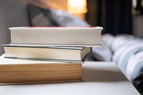 Is It Okay to Read Multiple Books at Once? And How Does Multitasking Affect Our Reading Experience?