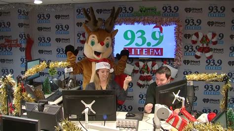 When Does Christmas Music Start on 93.9: A Multidimensional Discussion